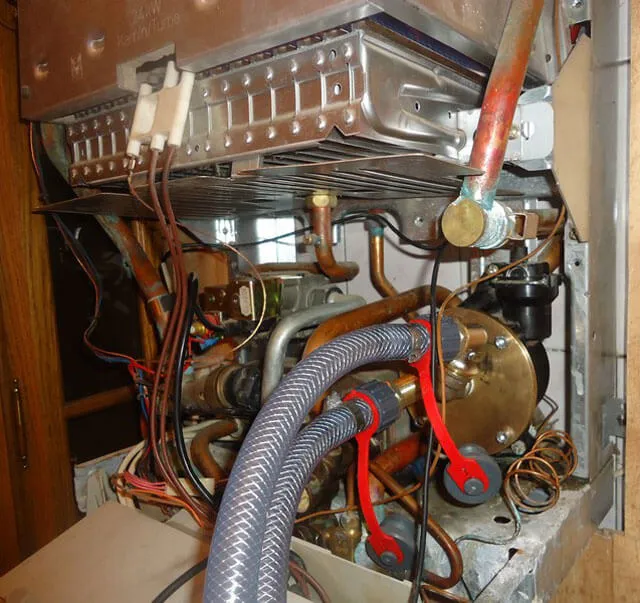 Как безопасно чистить газовый настенный котел от накипи: в чем может быть сложность? - rov-hyundai.ru