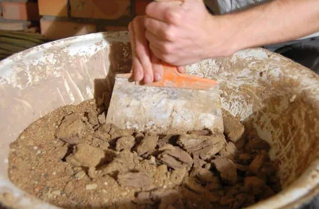 Шамотная глина — огнеупорный, очень прочный материал для кладки печей