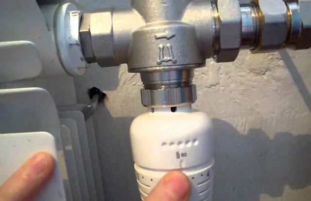 Термоголовка для радиатора отопления: термостатическая головка, принцип .